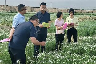 韩媒：韩国队训练时一名留洋前锋不满本土后卫，用力踢球泄愤